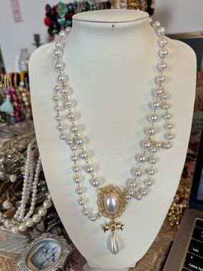 Pearl necklace with bow gold tone 16-18”